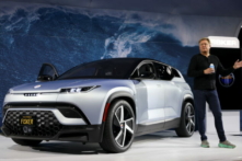 Giám đốc điều hành Fisker Henrik Fisker ra mắt mẫu xe Fisker Ocean trong Triển lãm Xe hơi LA 2021 ở Los Angeles, California, ngày 17/11/2021. (Ảnh: Mike Blake/Reuters)