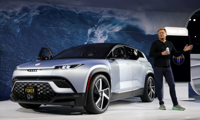 Giám đốc điều hành Fisker Henrik Fisker ra mắt mẫu xe Fisker Ocean trong Triển lãm Xe hơi LA 2021 ở Los Angeles, California, ngày 17/11/2021. (Ảnh: Mike Blake/Reuters)