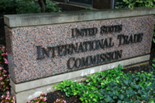 Biển hiệu bên ngoài Ủy ban Thương mại Quốc tế Hoa Kỳ (USITC) ở Hoa Thịnh Đốn hôm 31/08/2020. (Ảnh: Andrew Kelly/Reuters)