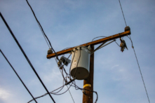 Đường dây điện ở Fullerton, California, vào ngày 22/12/2020. (Ảnh: John Fredricks/The Epoch Times)