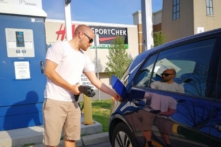 Một người đàn ông cắm sạc cho xe điện của mình tại trạm sạc ở Lansdowne Mall ở Peterborough, Ontario, hôm 17/06/2018. (Ảnh: The Canadian Press/Doug Ives)