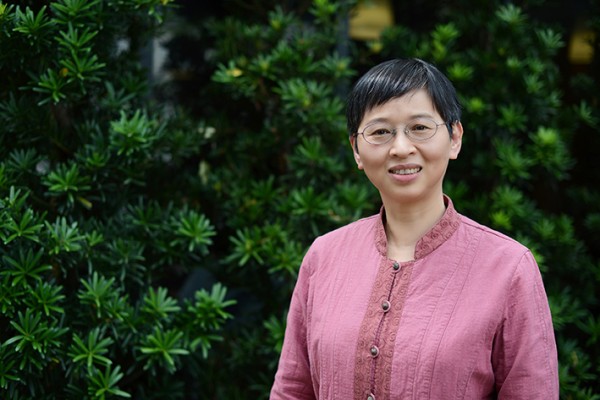 Bác sỹ Trung y Ôn Tần Dung rất đau buồn trước những sai lầm không muốn người khác biết trong lĩnh vực y tế. Vì thế, bà xuất bản sách để truyền đạt những nguyên tắc y học. (Ảnh: Nhà xuất bản Bác Đại cung cấp)