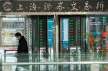 Một nhân viên bảo vệ đeo khẩu trang đứng trước cổng trước tòa nhà Sở Giao dịch Chứng khoán Thượng Hải ở Thượng Hải, ngày 03/02/2020. (Ảnh: Yifan Ding/Getty Images)