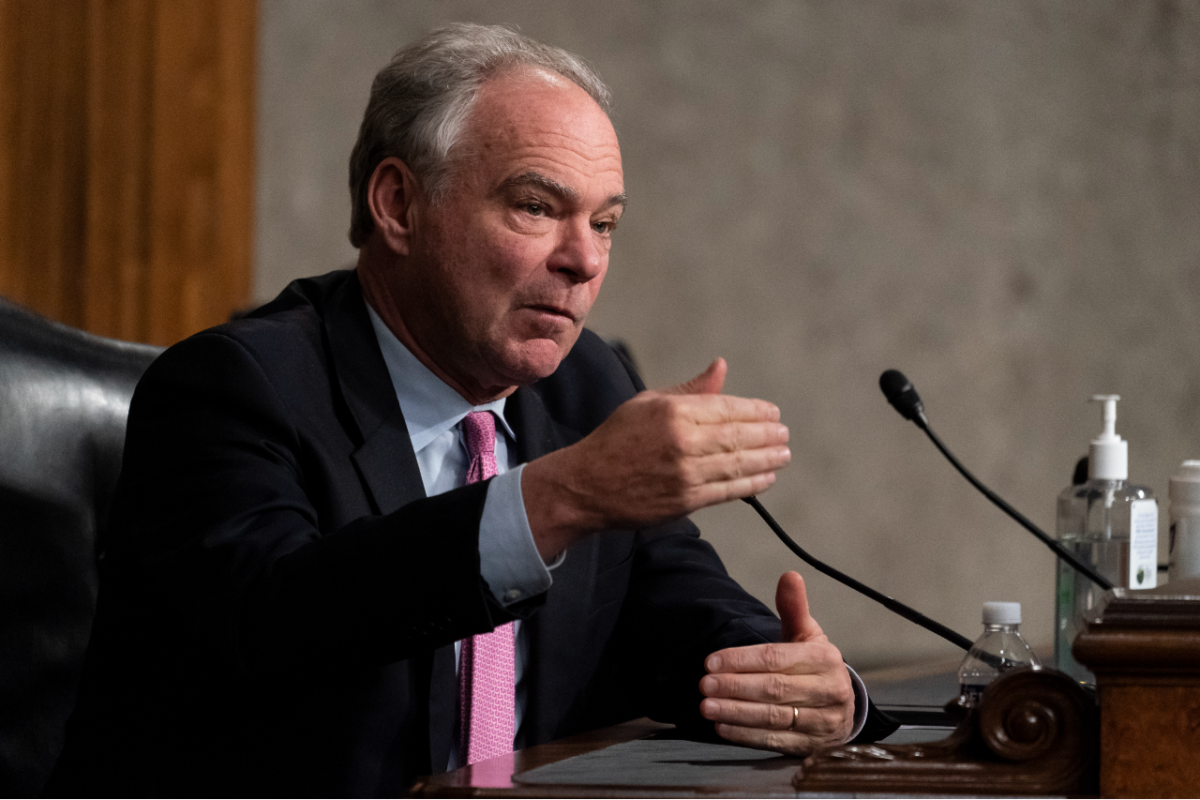 Thượng nghị sỹ Tim Kaine (Dân Chủ-Virginia) nói trong một phiên điều trần của Ủy ban Đối ngoại Thượng viện để xem xét chính sách Mỹ-Nga tại Tòa nhà Quốc hội Hoa Kỳ vào ngày 07/12/2021, ở Hoa Thịnh Đốn. (Ảnh: Alex Brandon-Pool/Getty Images)