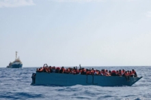 Một chiếc thuyền chật ních người chờ được Sea Watch 3 giải cứu trên biển Địa Trung Hải, ngày 02/08/2021. (Ảnh: Sea-Watch.org qua AP)