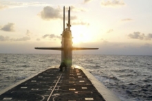 Tiềm thủy đỉnh lớp mang phi đạn đạn đạo Ohio USS Wyoming tiếp cận Căn cứ Tiềm thủy đỉnh Hải quân Kings Bay, Georgia, vào ngày 09/01/2008. (Ảnh: Lt. Rebecca Rebarich/Hải quân Hoa Kỳ)