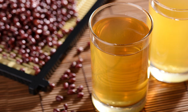 Đậu đỏ có tác dụng thanh nhiệt, thải độc, đồng thời thúc đẩy lưu thông máu và làm cho làn da trở nên hồng hào. (Ảnh: Shutterstock)