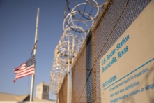 Quốc kỳ Hoa Kỳ tung bay tại cảng nhập cảnh ở biên giới Hoa Kỳ-Mexico ở Brownsville, Texas, vào ngày 24/02/2021. (Ảnh: John Moore/Getty Images)