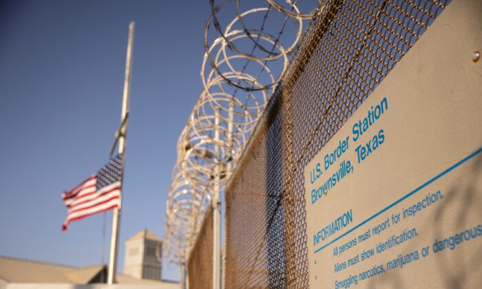 Quốc kỳ Hoa Kỳ tung bay tại cảng nhập cảnh ở biên giới Hoa Kỳ-Mexico ở Brownsville, Texas, vào ngày 24/02/2021. (Ảnh: John Moore/Getty Images)