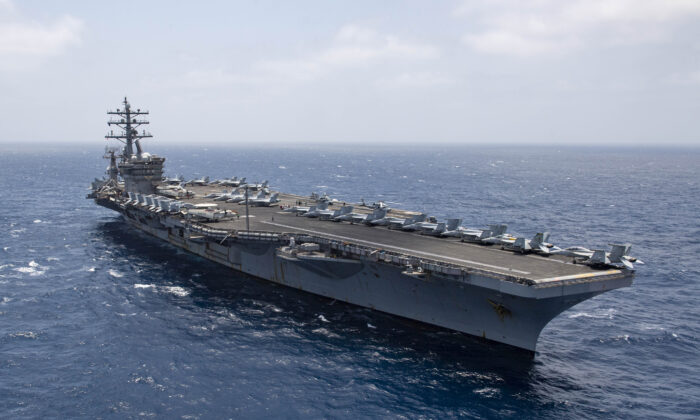 Hàng không mẫu hạm USS Dwight D. Eisenhower (CVN 69) đi qua biển Ả Rập, ngày 12/06/2020. (Ảnh của Hải quân Hoa Kỳ do Hạ sĩ nhất Truyền thông Đại chúng Aaron Bewkes chụp)