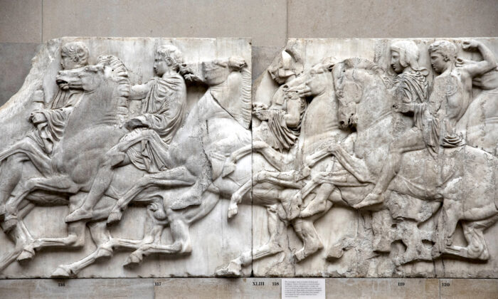 Các phần của tác phẩm đá cẩm thạch Elgin Marbles được trưng bày tại Bảo tàng Anh ở London vào ngày 22/11/2018. (Ảnh: Dan Kitwood/Getty Images)