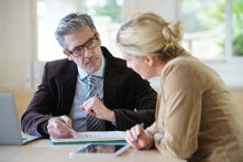 Chuyên gia tài chính cho biết với những người đang thất vọng về tình hình tài chính của mình, có 5 dấu hiệu cho thấy quý vị quản lý tiền bạc tốt hơn những gì quý vị nghĩ. (Ảnh: Shutterstock)