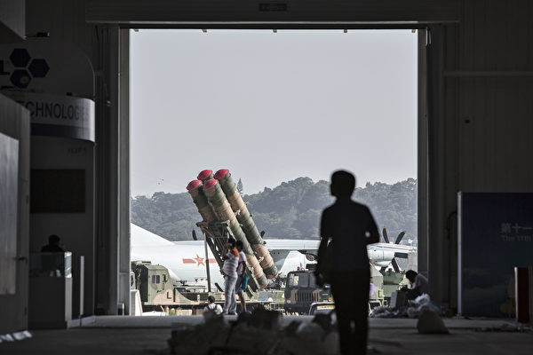 Một hỏa tiễn đất đối không được trưng bày tại Triển lãm Hàng không Vũ trụ Chu Hải, Trung Quốc, năm 2016. (Ảnh: Qilai Shen/Bloomberg qua Getty Images)