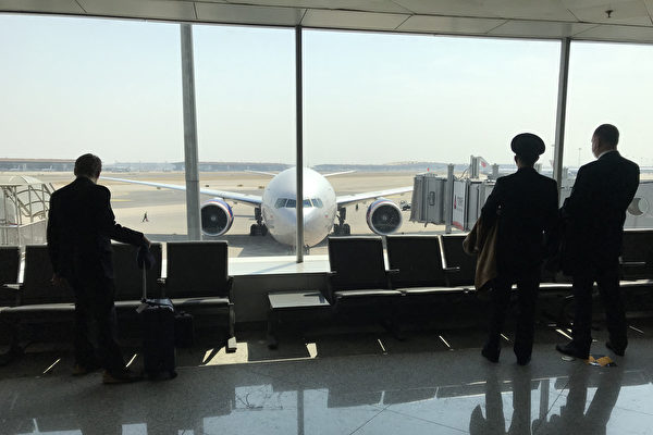 Chuyên gia nhận định: Quy định của ĐCSTQ về việc kiểm tra điện thoại di động khi nhập cảnh là văn bản không có giá trị