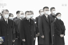 Cựu lãnh đạo Đảng Cộng sản Trung Quốc Giang Trạch Dân qua đời vào ngày 30/11/2022 tại Thượng Hải. Con trai của ông là Giang Miên Hằng, Giang Miên Khang, và các cháu nội Giang Chí Thành, Giang Chí Vân (hàng trước từ trái sang phải) có mặt ở đám tang. Cáo phó của chính quyền gọi ông Giang là “nhà cách mạng giai cấp vô sản,” điều này đã bị cư dân mạng chế giễu. (Ảnh chụp màn hình).