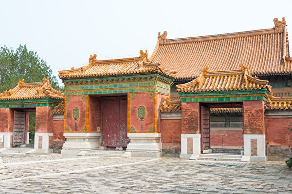 Trần Kỳ đi tới trước một cánh cổng cao lớn và trang nghiêm của đệ phủ. Khi bước đến đường cùng, chàng ấy sẽ đối mặt với những khó khăn như thế nào đây? (Ảnh: Shutterstock)