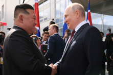 Ảnh chụp Tổng thống Nga Vladimir Putin và lãnh đạo Bắc Hàn Kim Jong-un gặp mặt và bắt tay tại Trung tâm phóng vệ tinh của Nga vào ngày 13/09/2023. (Ảnh: Mikhail Metzel/POOL/AFP qua Getty Images)