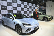 Trong khi hãng sản xuất xe điện Trung Quốc BYD nhanh chóng chiếm lĩnh thị trường trong nước cùng với Tesla thì hãng này cũng đang tiến mạnh ra thị trường hải ngoại. Hình ảnh gian hàng của hãng BYD tại Triển lãm xe hơi 2023 ở Noida, Ấn Độ. (Ảnh: Money Sharma/AFP)