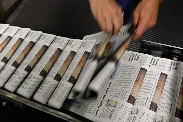 Nếu so sánh phòng biên tập tin tức ở Hoa Kỳ như một nhà máy in có thương hiệu sản xuất báo, thì hình ảnh của hãng truyền thông China Daily có thể mô tả như việc đầu tư một lượng lớn tiền vào các nhà máy in thương hiệu khác nhau, đưa những tuyên truyền của Bắc Kinh vào dây chuyền sản xuất của họ, và đóng lên con dấu của các hãng truyền thông lớn. Hình ảnh minh họa dây chuyền sản xuất của nhà máy in báo. (Ảnh: Justin Sullivan/Getty Images)