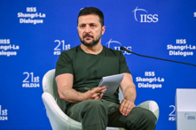 Tổng thống Ukraine Volodymyr Zelensky trình bày khi tham dự Hội nghị Đối thoại Shangri-La tại Singapore, hôm 02/06/2024. (Ảnh: Nhac Nguyen/AFP qua Getty Images)