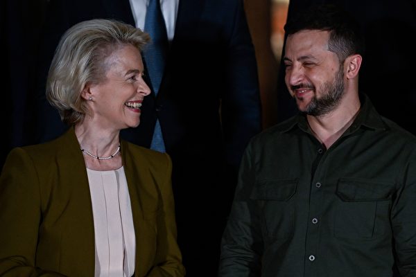Chủ tịch Ủy ban Âu Châu Ursula von der Leyen (bên trái) và Tổng thống Ukraine Volodymyr Zelensky (bên phải) chụp ảnh lưu niệm tại văn phòng Thủ tướng Hy Lạp trong chuyến thăm Athens, vào ngày 21/08/2023. (Ảnh: Aris Messinis/AFP qua Getty Images)