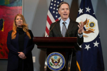 Đại sứ Hoa Kỳ tại Trung Quốc Nicholas Burns (bên phải) đã có bài phát biểu trong chuyến thăm tới Trung Quốc của Giám đốc Văn phòng Sáng chế và Nhãn hiệu Hoa Kỳ Kathi Vidal, hôm 16/04/2024. (Ảnh: Tatan Syuflana/Pool/AFP qua Getty Images)