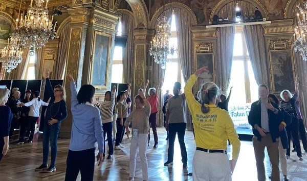 Người dân học luyện các bài công pháp của Pháp Luân Công. (Ảnh: Minh Huệ Net)