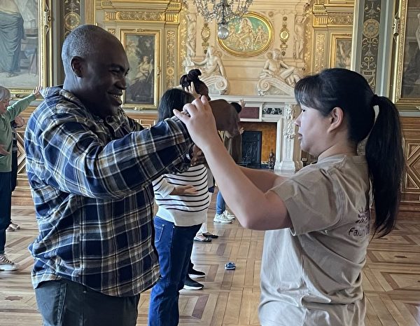 Các học viên Pháp Luân Công hướng dẫn mọi người luyện công. (Ảnh: Minh Huệ Net)