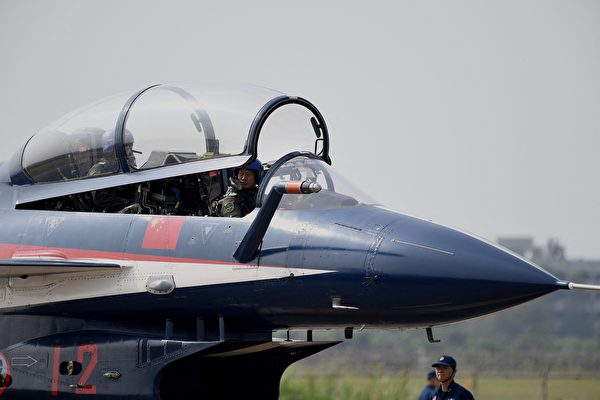Chiến đấu cơ J-10 của Không quân ĐCSTQ chuẩn bị biểu diễn bay tại Triển lãm Hàng không Chu Hải, vào ngày 28/09/2021. (Ảnh: Noel Celis/AFP qua Getty Images)