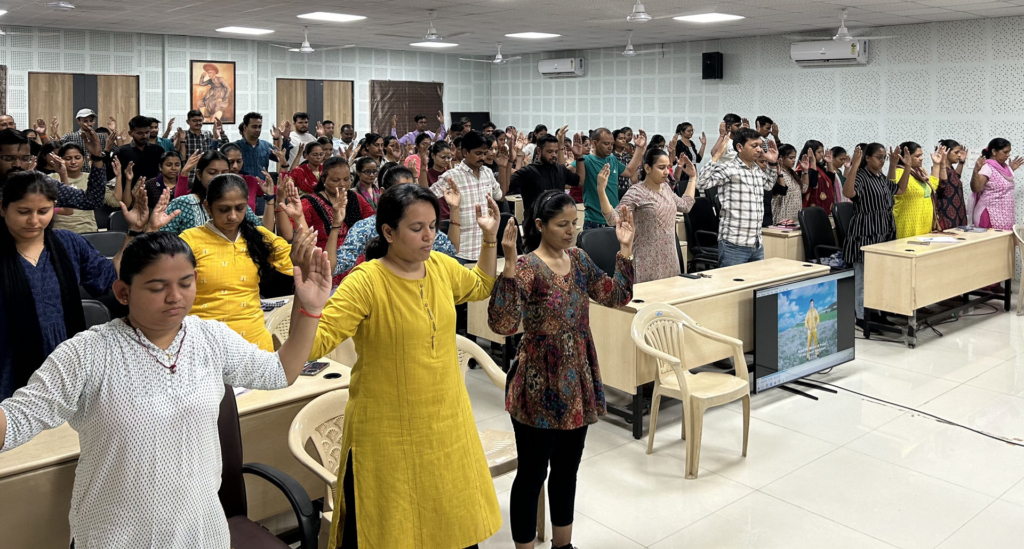 Các học viên Pháp Luân Công hướng dẫn mọi người luyện bài công pháp thứ hai “Pháp Luân Trang Pháp.” (Ảnh: Minh Huệ Net)