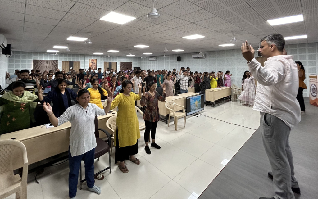 Các học viên Pháp Luân Công đang dạy động tác luyện công của bài công pháp thứ hai “Pháp Luân Trang Pháp.” (Ảnh: Minh Huệ Net)