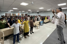 Các học viên Pháp Luân Công tổ chức lớp hồng Pháp tại Đại học VNSG ở Surat, Ấn Độ. (Ảnh: Minh Huệ Net)