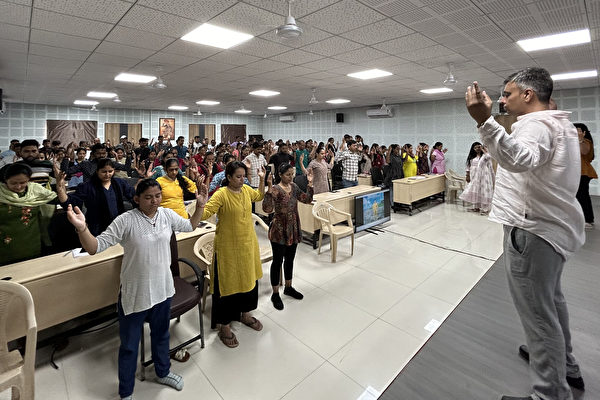 Các học viên Pháp Luân Công tổ chức lớp hồng Pháp tại Đại học VNSG ở Surat, Ấn Độ. (Ảnh: Minh Huệ Net)