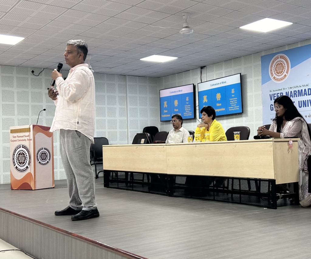 Các học viên Pháp Luân Công giới thiệu nguyên lý tu luyện “chân, thiện, và nhẫn” của Pháp Luân Công. (Ảnh: Minh Huệ Net)