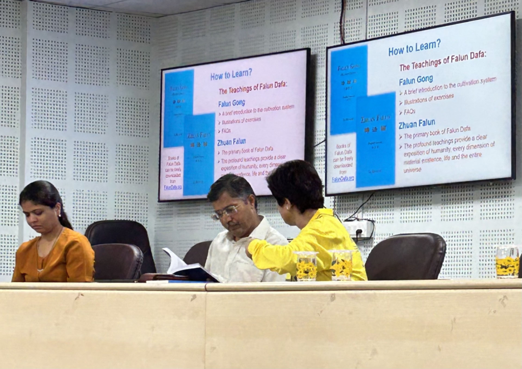 Ông Rameshdan C Ghadvi, Hiệu trưởng của Đại học VNSG, đang đọc “Chuyển Pháp Luân.” (Ảnh: Minh Huệ Net)