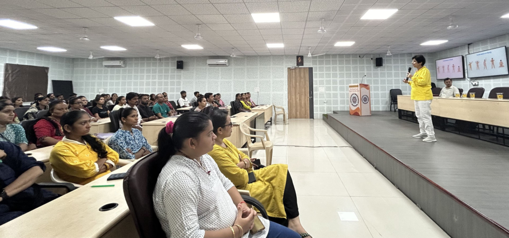 Các học viên Pháp Luân Công tổ chức lớp hồng Pháp tại Đại học VNSG ở Surat. (Ảnh: Minh Huệ Net)