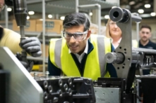 Thủ tướng Anh Rishi Sunak gặp gỡ những người học việc và nhân viên trong chuyến thăm nhà máy Caterpillar chuyên sản xuất động cơ cho máy móc xây dựng, nông nghiệp, và thiết bị điện ở Peterborough, Cambridgeshire, Anh quốc, hôm 05/04/2023. (Ảnh: Stefan Rousseau/PA Media)