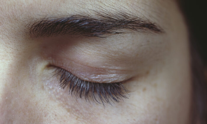 Ảnh chụp cận cảnh một đôi mắt đang nhắm. (Ảnh: Archive Photos/Getty Images)