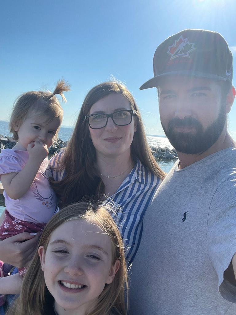 LiLy với cha mẹ và em gái. (Ảnh: Đăng dưới sự cho phép của Lily Lou’s Aromas)