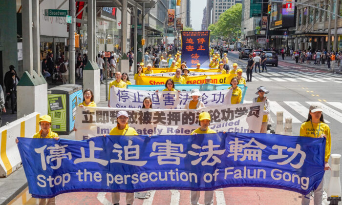 Các học viên Pháp Luân Công diễn hành ở Manhattan để kỷ niệm Ngày Pháp Luân Đại Pháp Thế giới vào ngày 12/05/2023 tại New York. (Ảnh: Larry Dye/The Epoch Times)