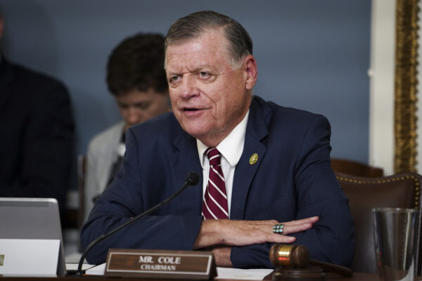 Dân biểu Tom Cole (Cộng Hòa-Oklahoma) nói trong một cuộc họp của Ủy ban Quy tắc Hạ viện tại Quốc hội ở Hoa Thịnh Đốn, vào ngày 20/06/2023. (Ảnh: Madalina Vasiliu/The Epoch Times)