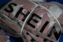 Nhãn hiệu của công ty thương mại điện tử thời trang nhanh xuyên biên giới Shein tại một nhà máy may mặc ở Quảng Châu, ở tỉnh Quảng Đông thuộc miền nam Trung Quốc, ngày 18/07/2022. (Ảnh: Jade Gao/AFP qua Getty Images)