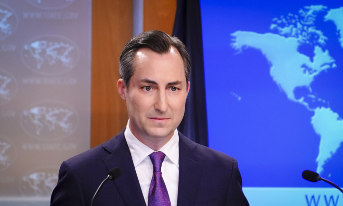 Phát ngôn viên Bộ Ngoại giao Hoa Kỳ Matthew Miller trình bày trong cuộc họp báo tại Bộ Ngoại giao ở Hoa Thịnh Đốn ngày 24/07/2023. (Ảnh: Madalina Vasiliu/The Epoch Times)