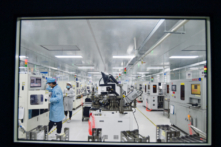 Một nhân viên sản xuất vi mạch bán dẫn tại một nhà xưởng ở Túc Thiên, tỉnh Giang Tô, miền đông Trung Quốc, ngày 28/02/2023. (Ảnh: STR/AFP qua Getty Images)