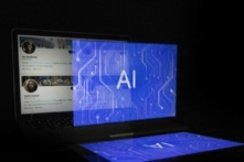 Một bức ảnh minh họa hiển thị một biểu tượng AI được phối mờ với bốn tài khoản Twitter giả mạo mang ảnh đại diện dường như được tạo ra bởi phần mềm trí tuệ nhân tạo, được chụp tại Helsinki vào ngày 12/06/2023. (Ảnh: Olivier Morin/AFP)