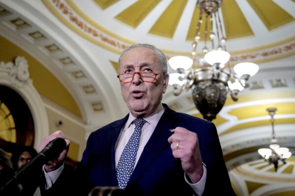 Lãnh đạo Đa số Thượng viện Chuck Schumer (Dân Chủ-New York) nói trong một cuộc họp báo sau một cuộc họp giờ ăn trưa kín với các thành viên Đảng Dân Chủ Thượng viện tại Tòa nhà Quốc hội Hoa Kỳ ở Hoa Thịnh Đốn 31/10/2023. (Ảnh: Drew Angerer/Getty Images)