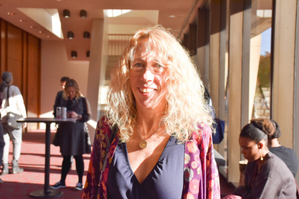 Bà Reva O’Hallarn thưởng thức chương trình biểu diễn Shen Yun tại Nhà hát Chrysler hôm 13/01/2024. (Ảnh: Amy Hu/The Epoch Times)