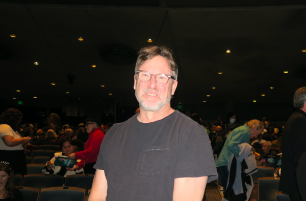 Ông Jon Corshen thưởng thức Nghệ thuật Biểu diễn Shen Yun tại Nhà hát Zellerbach ở thành phố Berkeley, tiểu bang California hôm 14/01/2024. (Ảnh: Michelle Yang/The Epoch Times)