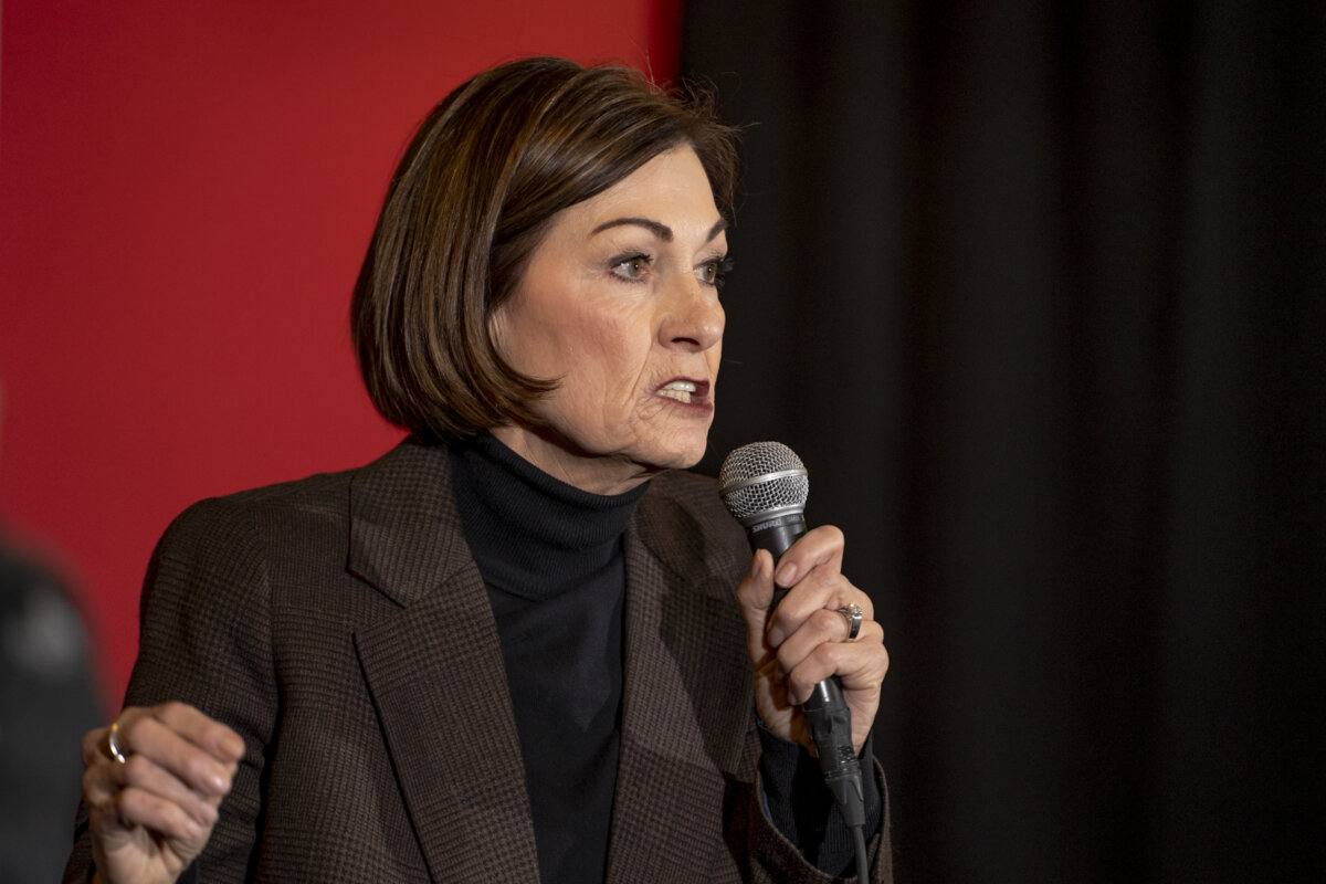 Thống đốc tiểu bang Iowa Kim Reynolds giới thiệu ứng cử viên tổng thống của Đảng Cộng Hòa, Thống đốc tiểu bang Florida Ron DeSantis trong một sự kiện vận động tranh cử trước cuộc họp bầu của Iowa năm 2024 ở Ankeny, Iowa, hôm 14/01/2024. (Ảnh: Madalina Vasiliu/The Epoch Times)