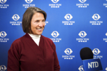 Bà Karen Greenhalgh thưởng thức buổi diễn ban chiều của Shen Yun tại Nhà hát Chrysler ở thành phố Norfolk, tiểu bang Virginia hôm 14/01/2024. (Ảnh: Đài truyền hình NTD)